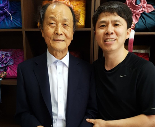 전통먹거리를 격려해 주시는 조정래선생님 방문
